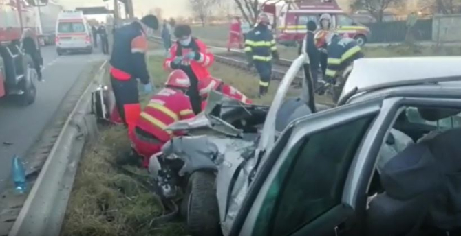 Două românce, rănite grav într-un accident feroviar. Una dintre victime a fost proiectată prin parbriz