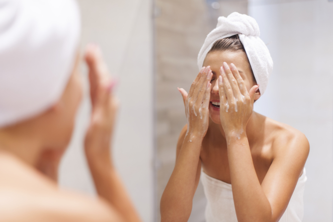 Este mai bine să vă spălați fața cu apă rece sau caldă? Marea greșeală pe care aproape toți oamenii o fac