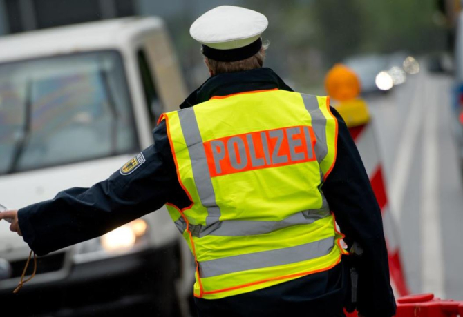 Germania. Un șofer român, tras pe dreapta de agenți, s-a dat drept polițist. Bărbatul, dat de gol de legitimația falsă 