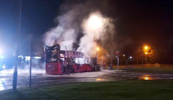 Irlanda de Nord. Autobuz, deturnat şi incendiat: „Terorizăm societatea cu speranța de a realiza ce?” - VIDEO