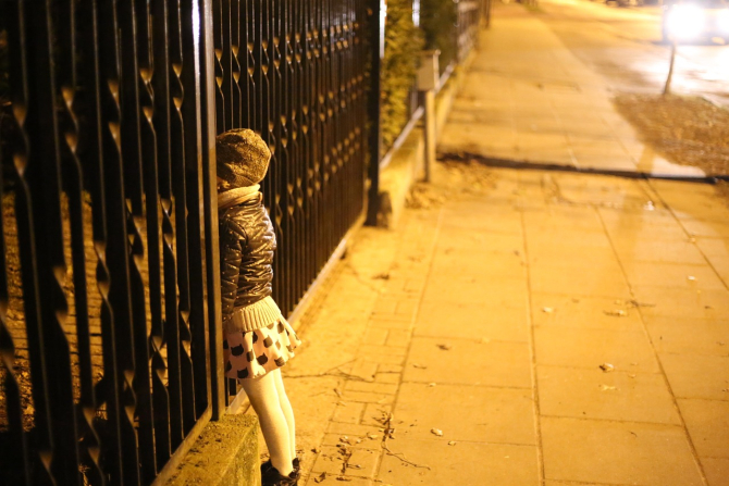 Italia. Fetiță româncă de 5 ani, găsită înfrigurată pe străzi lângă tatăl ei beat: Venise din Spania ca să o vadă pe mama ei