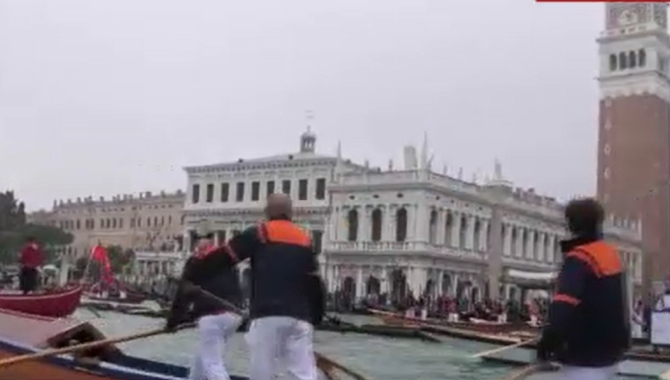 Italia. Gondolierii au protestat pe canalele din Veneția