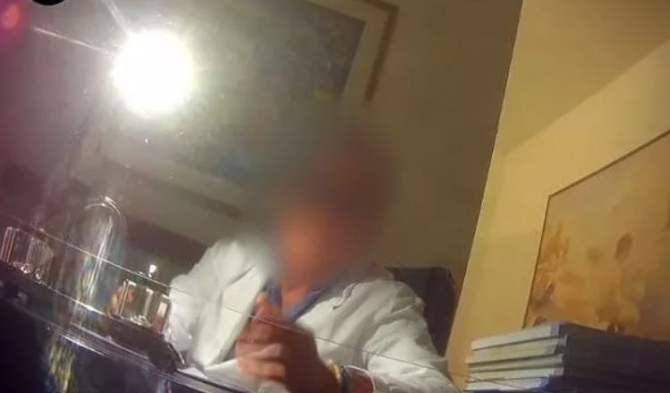 Italia. Un medic ginecolog își vindeca pacientele, propunându-le să facă sex Dacă te vei culca cu mine, nu vei avea cancer