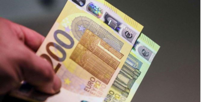 Italia. Un român cumpăra produse cu bani falși, apoi le înapoia a doua zi, motivând că sunt necalitative