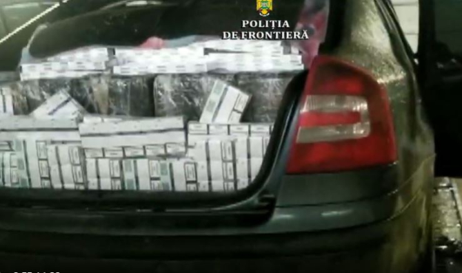 Mașină, burdușită cu mii de pachete de țigări, abandonată, pe un podeț din județul Suceava. Polițiștii îl caută pe șofer.