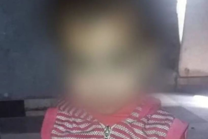 O fetiţă de doi ani a fost omorâtă şi aruncată într-un jgheab de verii ei minori. Înainte de crimă, cei doi au încercat să o violeze