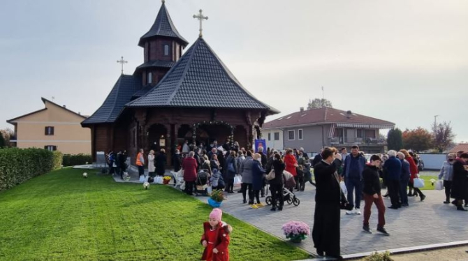 O nouă biserică ortodoxă pentru românii din Italia. Conaționalii din Orbassano se vor ruga într-un splendid lăcaș de cult de lemn 