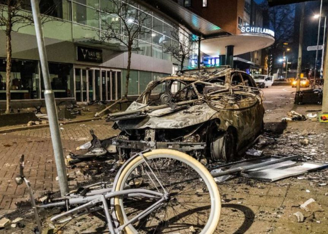 Olanda. Violențe în timpul revoltelor de ieri. Protestatarii au aruncat cu pietre în poliţişti și au ars biciclete în Haga