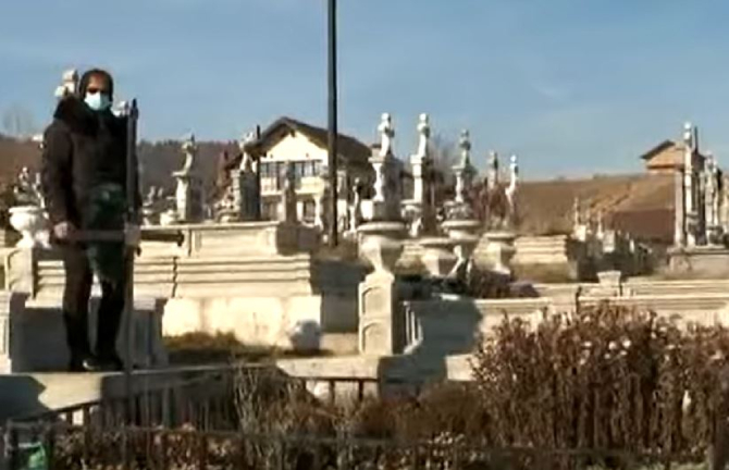 Patru adolescenți români au vandalizat zeci de monumente funerare dintr-un cimitir