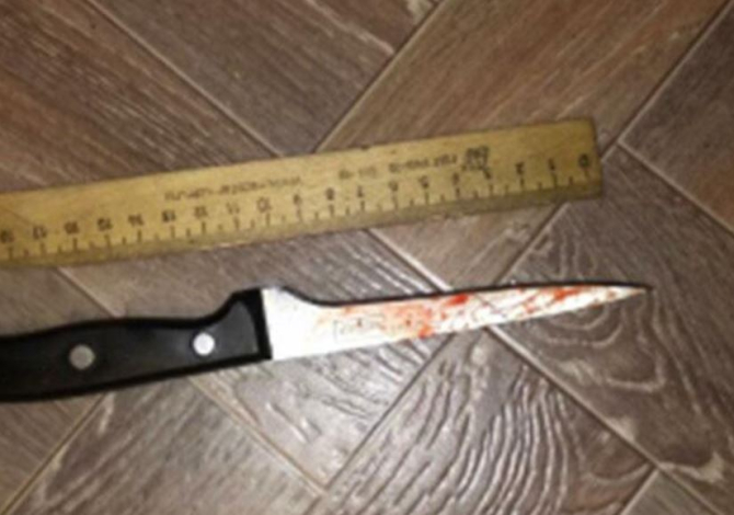 Român, găsit mort, cu un cuțit înfipt în ochi în casă. Un vecin a sunat disperat la 112 
