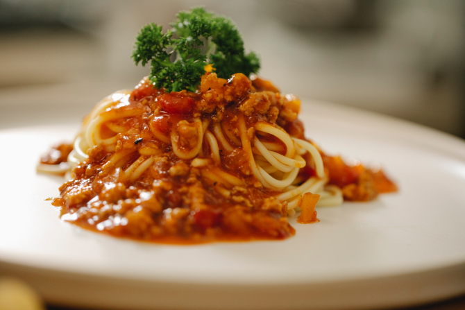 Spaghete bolognese, rețeta originală - secretul sosului făcut în casă