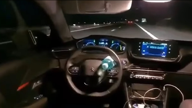 Un șofer român arată cum merge în „mod autonom” cu o sticlă de plastic în volan, în timp ce mașina avea viteză pe autostradă - VIDEO