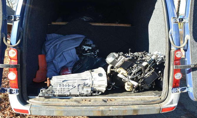 Un șofer român avea în microbuz motociclete furate din Italia de 50.000 de euro. Vehiculul pe care îl conducea era și el furat