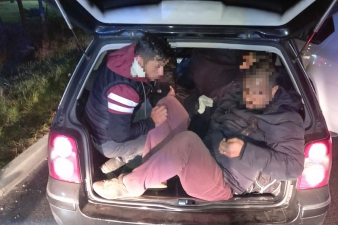 Ungaria. Doi români, arestați pentru trafic de migranți. Un alt conațional a sărit din mașină și a reușit să fugă 