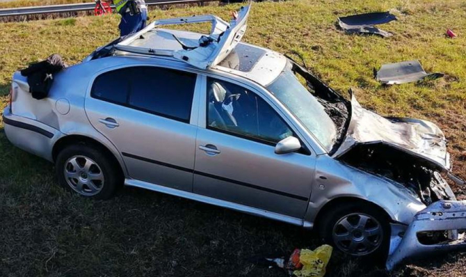 Accident cumplit în Neamţ: Doi români, răniți după ce mașina s-a răsturnat