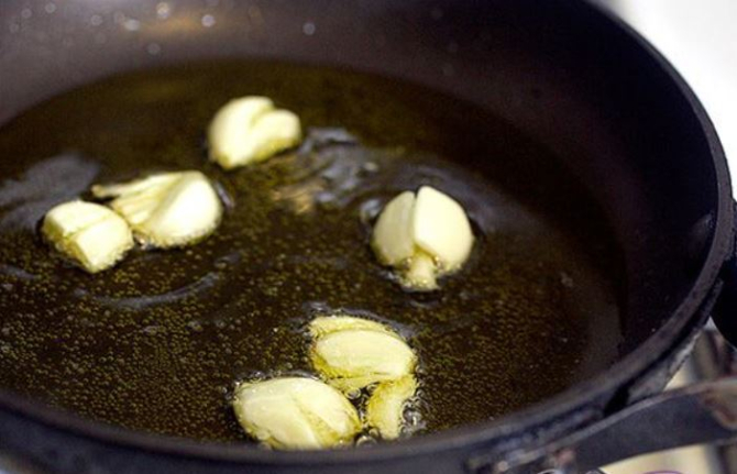 Zdrobește 5 căței de usturoi și fierbe-i în ulei de cocos sau de măsline. Aplică compoziția pe cap, iar efectul va fi uimitor 