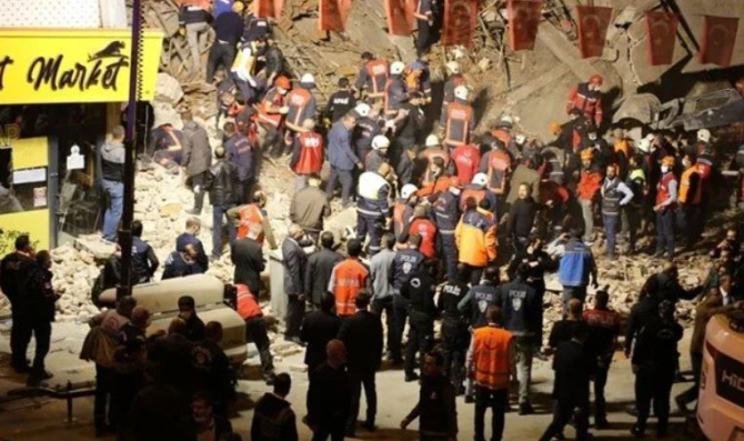 Zece persoane, prinse sub dărâmături după prăbușirea unui imobil comercial în Turci. Operațiunile de salvare continuă