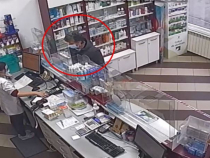 O româncă a furat o borsetă cu 12.000 de euro în ea dintr-o farmacie. Polițiștii au făcut publice imaginile.