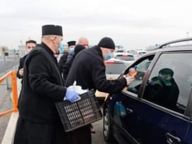 Românii blocați în Vama Nădlac  ajutați cu alimente de preoții din Arad 1