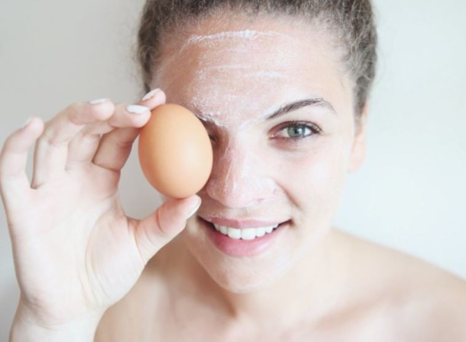 Amestecă o mână de făină de grâu cu un albuș de ou și aplică pe față. Tenul tău se va albi după câteva utilizări