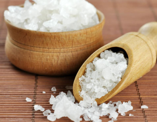 De ce să pui un pahar cu sare și oțet pe podea: rezultate în doar 24 de ore