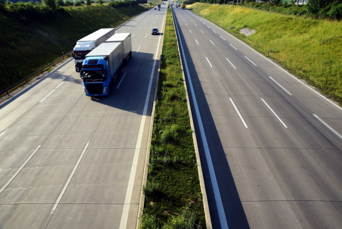 De ce camionierii români nu mai doresc să lucreze în Anglia: Trebuie să plătești pentru dușuri, iar mâncarea e scumpă de-a lungul autostrăzilor