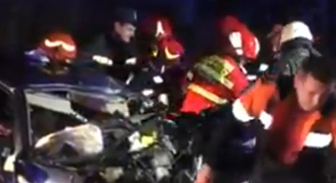 Familie de români, spulberată de un TIR, în seara de Crăciun. Pompierii au tăiat maşina în bucăţi pentru a scoate victimele