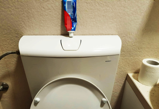 Înțeapă un tub de pastă de dinți și pune-l în rezervorul toaletei. Trucul incredibil pe care trebuie să-l cunoști!