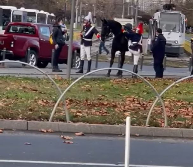 Jandarmul care a căzut de pe cal la parada de 1 Decembrie, dat pe mana Parchetului Militar. Ovidiu Oanță- ar fi parasit neregulamentar calul