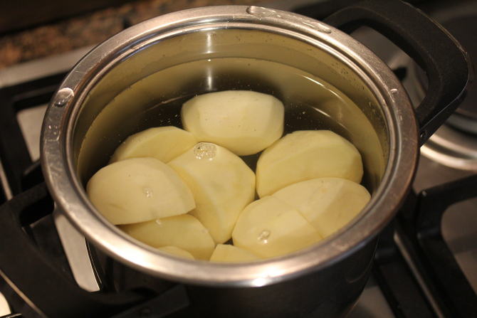 Nu mai arunca apa în care fierbi cartofii! Are proprietăți incredibile pentru curățarea bucătăriei repede, fără să cheltui niciun ban