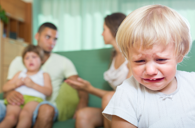 Părinții români încă își bat copiii cu nuiaua sau cureaua. Secretar de stat: „Unii îndeamnă și profesorii la violențe față de cei mici”