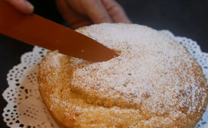Prăjitură super moale cu nucă de cocos. Fără unt și plină de arome. O felie are doar 190 de calorii 