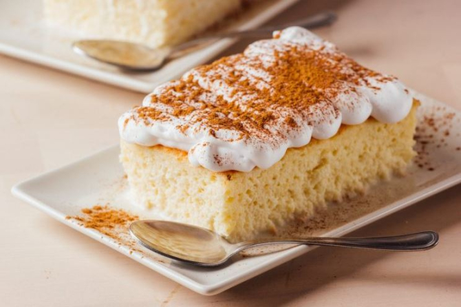 Prăjitură ușoară cu iaurt. Are doar 100 de calorii, dar este senzațional de bună