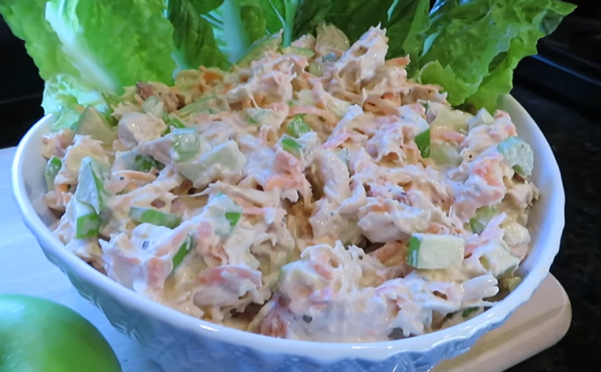 Salată delicioasă pentru masa de Crăciun. Uită de clasica salata de boeuf! Este mult mai bună această rețetă! FOTO: captură VIDEO YouTube  @COCINA Y PALADAR