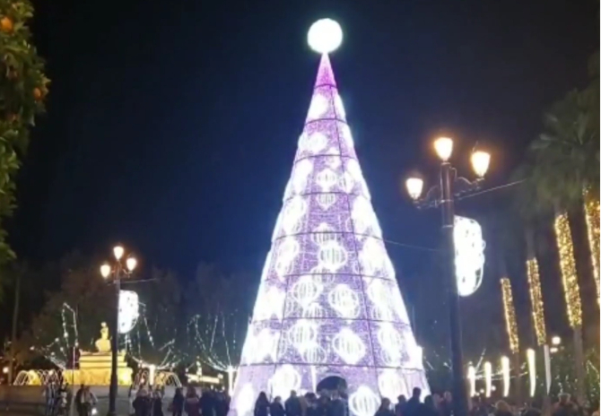 Spania. Sevilla se mândrește cu cel mai înalt brad de Crăciun din Europa