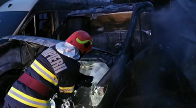Trei dube au luat foc într-o parcare din România