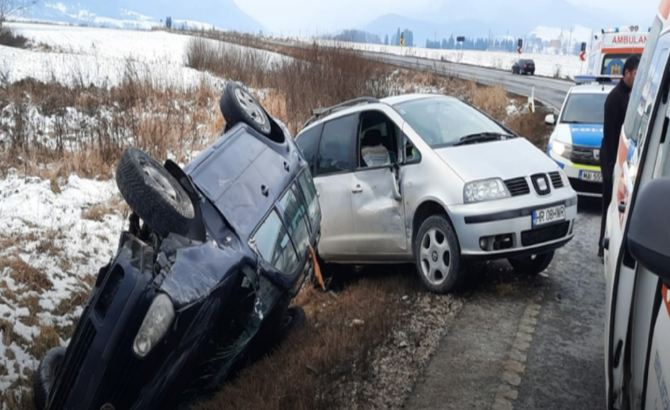 Un român care s-a răsturnat cu mașina a reușit să scape cu viață, dar a murit călcat de alt autovehicul care venea din spate. FOTO: captură realitateadeharghita.net