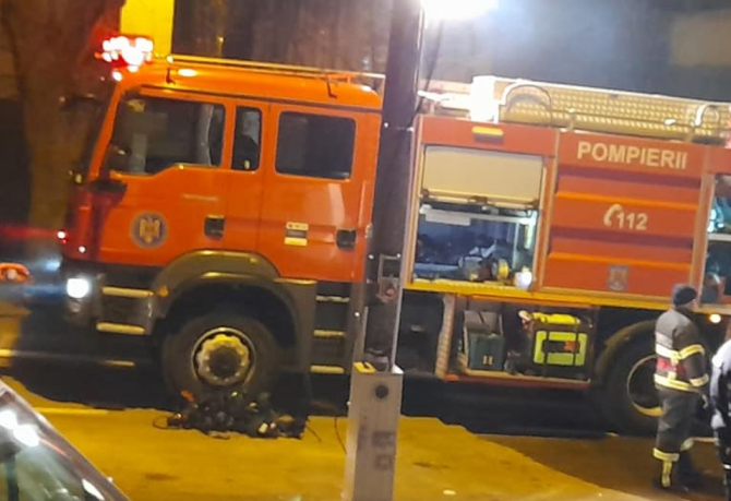 Un român nervos a dat foc casei părinților. Piromanul a fost săltat de polițiști.