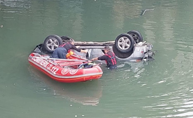 Un șofer a plonjat cu mașina în râul Dâmbovița. Bărbatul a murit la spital 