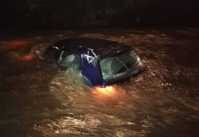 Un şofer român a murit, după ce a plonjat cu maşina într-un lac