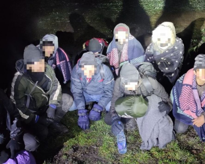 Peste 30 de persoane au fost surprinse de poliție când încercau să treacă ilegal frontiera