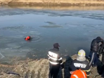Accident mortal de muncă. Un român a decedat, după ce s-a răsturnat cu buldoexcavatorul în lacul unei balastiere