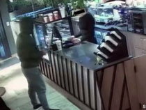 Jaf armat la o cafenea din Suceava. Vânzătoare, amenințată cu pistolul de un tânăr cu o mască chiurgicală pe fața