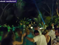 Petrecere românească pe o plajă din Zanzibar. Horă pe muzică machedonească, printre palmieri 