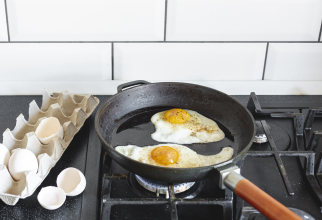 Pune puțină făină în tigaie când faci ouă ochiuri. Cele mai bune trucuri de la bunica pe care trebuie să le cunoască orice gospodină