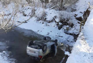 Un automobil, cu patru români, a plonjat într-un râu, în județul Cluj 