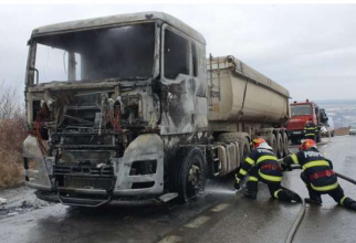 Un camion, care transporta balast, a luat foc în trafic. Șoferul român a reușit să se salveze 