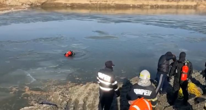 Accident mortal de muncă. Un român a decedat, după ce s-a răsturnat cu buldoexcavatorul în lacul unei balastiere