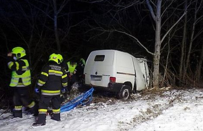Austria. Un șofer român a provocat un accident cu duba și a fugit: „A fost găsit în stare de șoc, pe pământ!”. FOTO: captură kleinezeitung.at