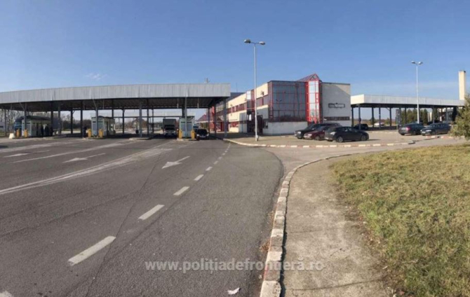 Camion, reținut la intrarea în România. Șoferul transporta mii de kilograme de haine second-hand din Germania